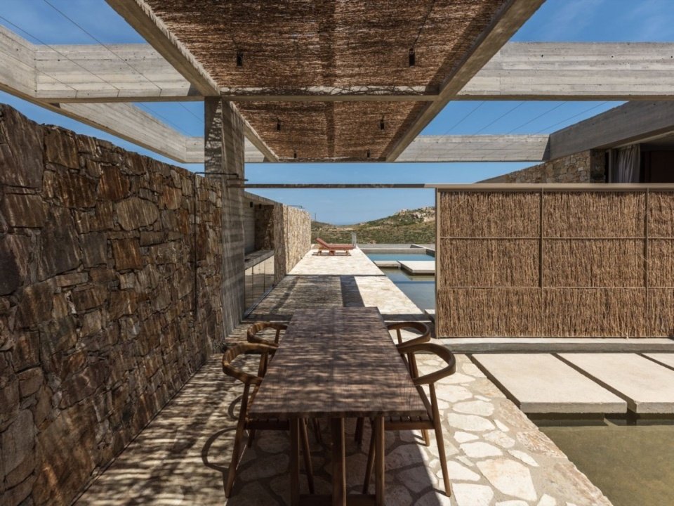 Outdoor dining beneath reed shading/ Outdoor dining beneath reed shading