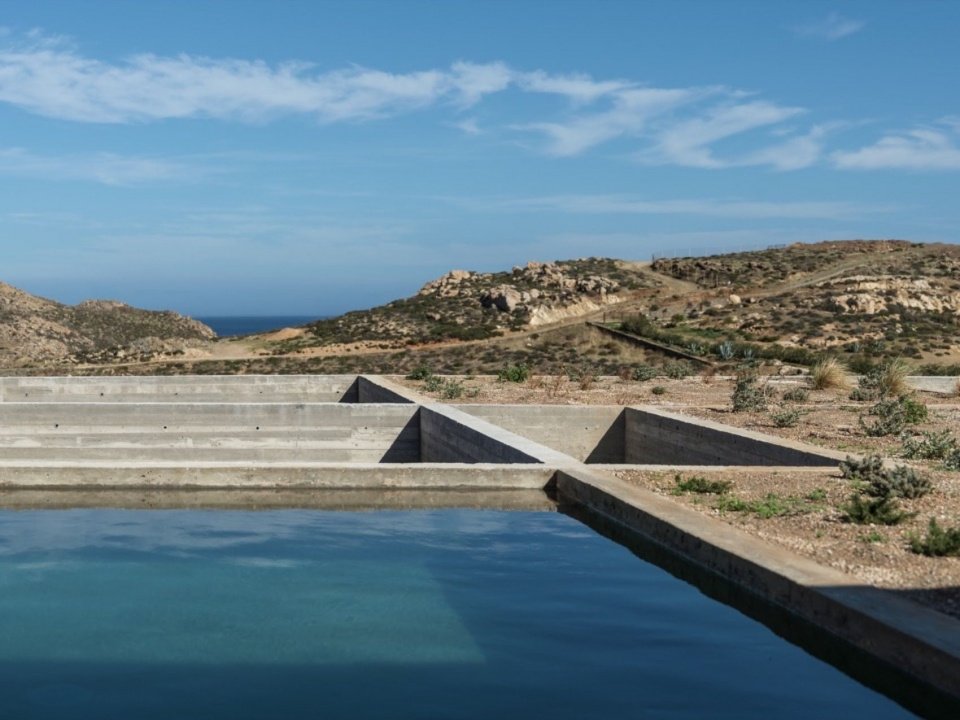 Pool, roof and horizon/ Pool, roof and horizon