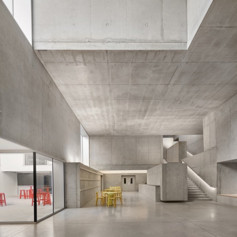 Concrete volumes and daylight in the agora