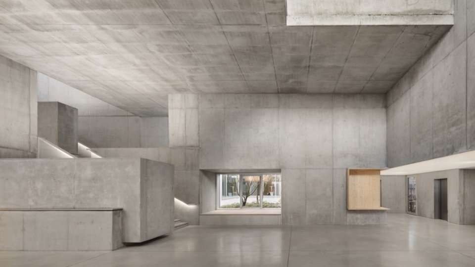 The public hall connects different functional spaces, The agora links the different programs