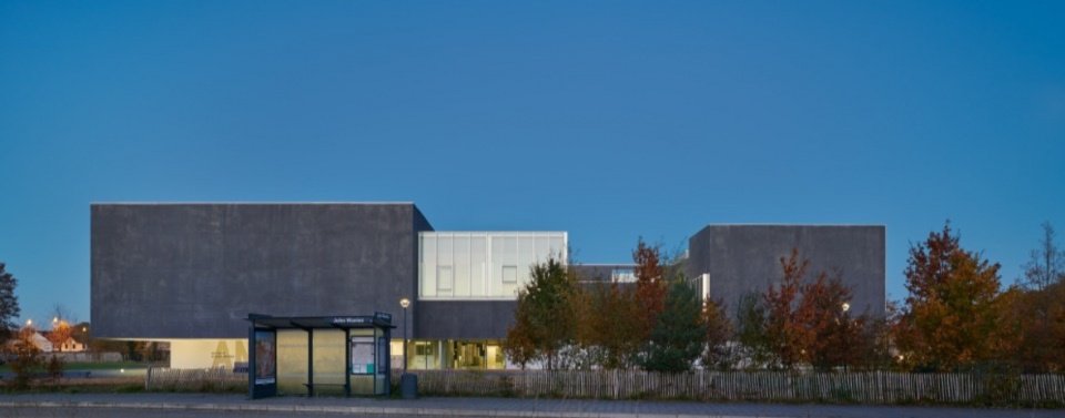 Dark volumes and a transparent ground floor, Dark volumes and a transparent ground floor