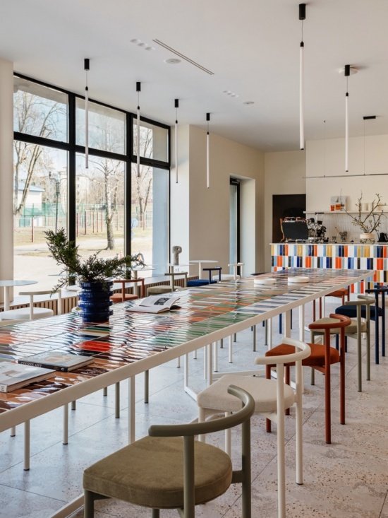 The connection between long table and bar/Communal table and bar