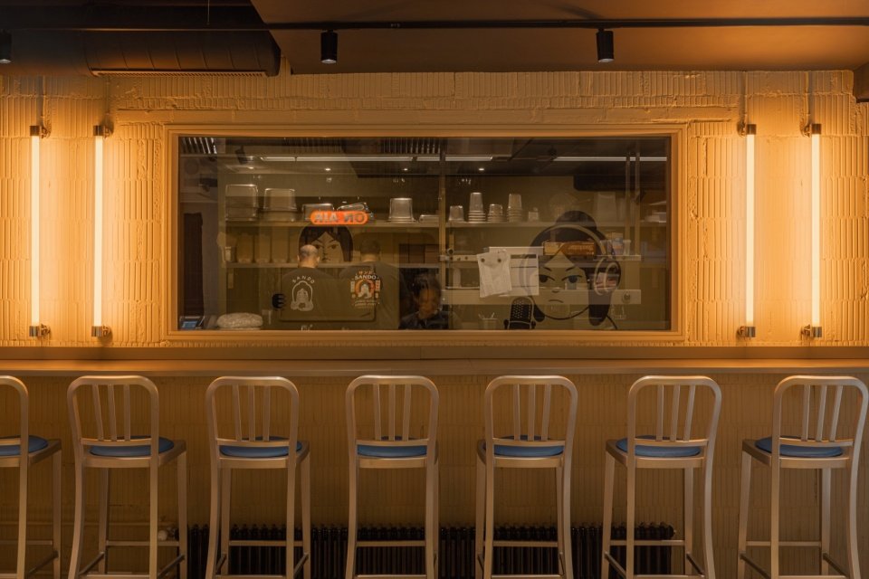 Bar counter at the kitchen pass/Bar counter at the kitchen pass