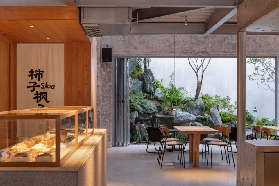 面包展示与庭院 / Bakery display and garden