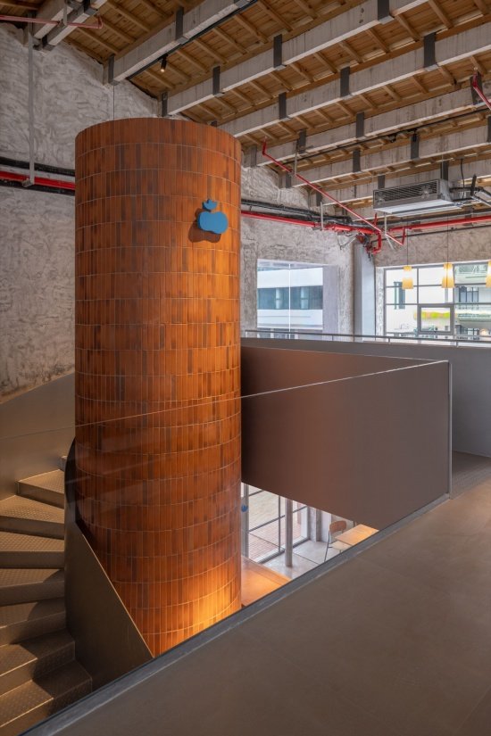 红砖窑炉与旋转楼梯 / Brick oven and spiral stair