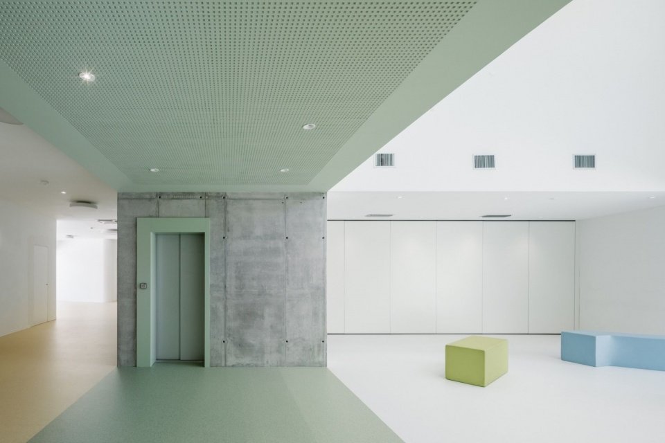 Double-height public lobby, Double-height agora