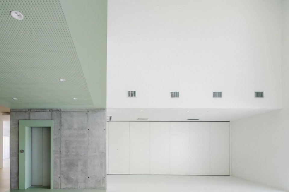 Movable partition closed