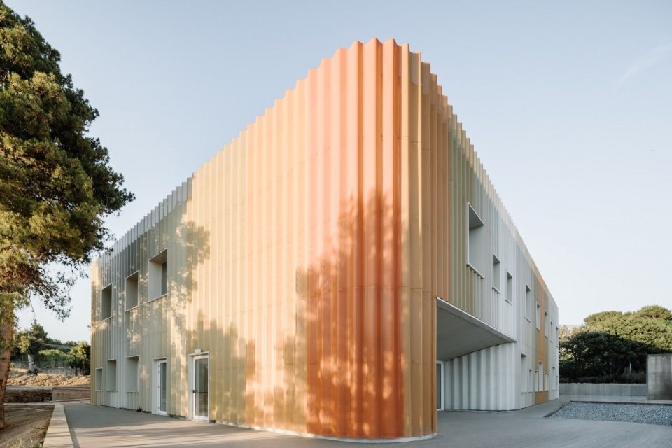 Entrance-side exterior