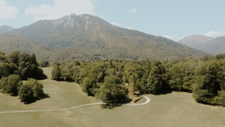 Alpine valley landscape/Alpine valley landscape