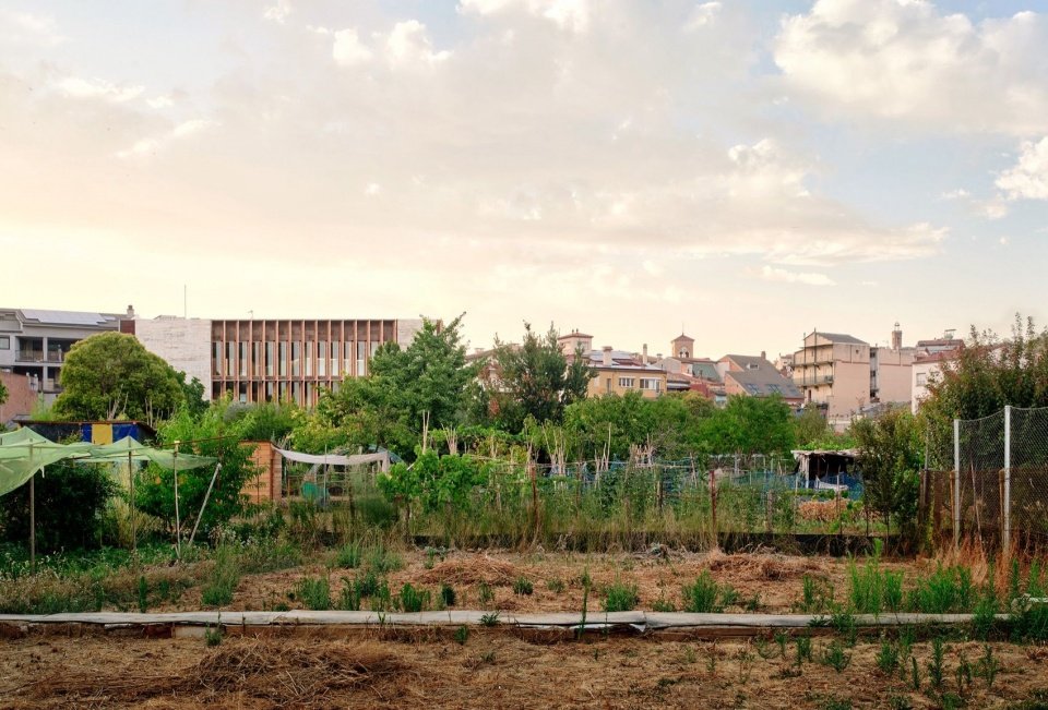 Buildings and gardens at dusk, Library and gardens at dusk