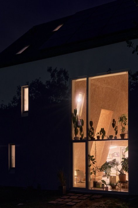 The large garden window at night/The large garden window at night