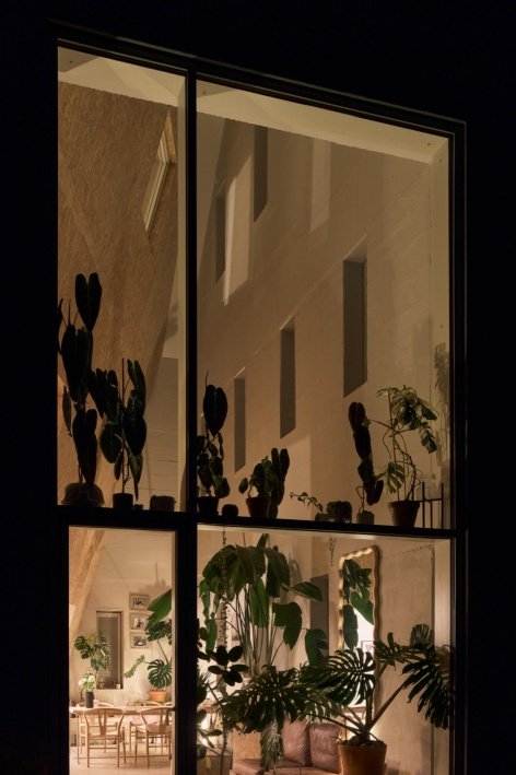 Domestic life revealed toward the garden