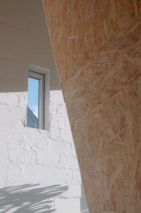 Narrow window bringing light from the side/Narrow window bringing light from the side