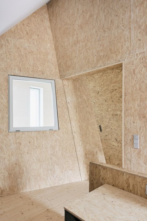 Horizontal window in the bathroom/Horizontal window in the bathroom