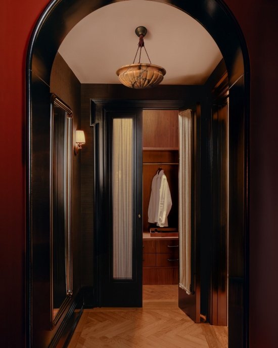 Arched passage in the suite