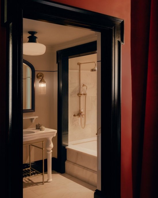 Suite bathroom/ Suite bathroom