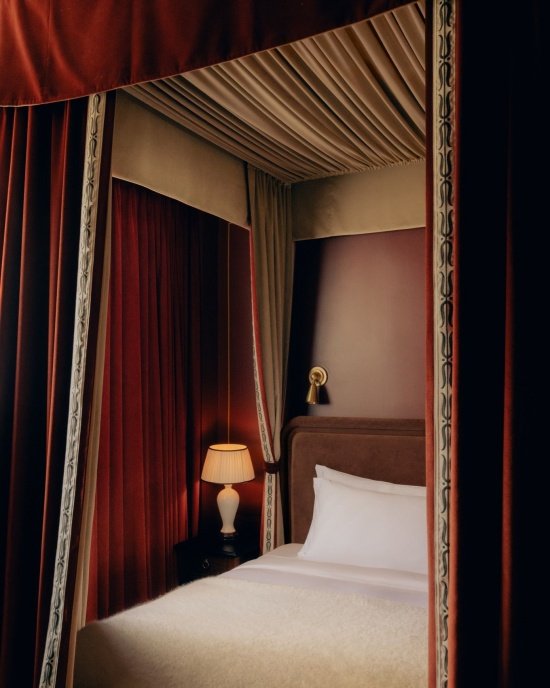 Bed canopy detail/Bed canopy detail
