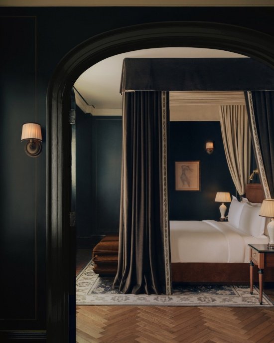 Black suite bedroom/Black suite bedroom