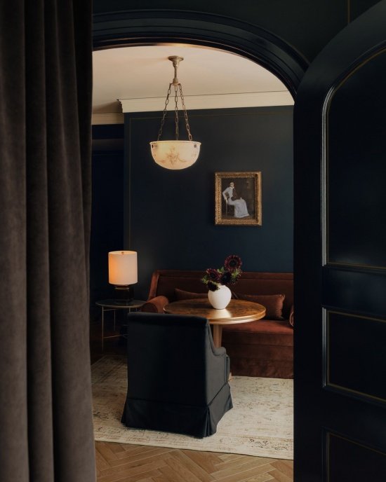 Archway and furniture in the black suite/Archway and furniture in the black suite