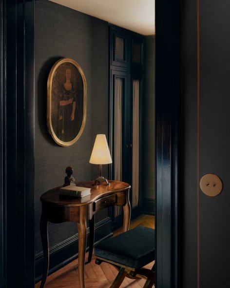 Objects in the black suite