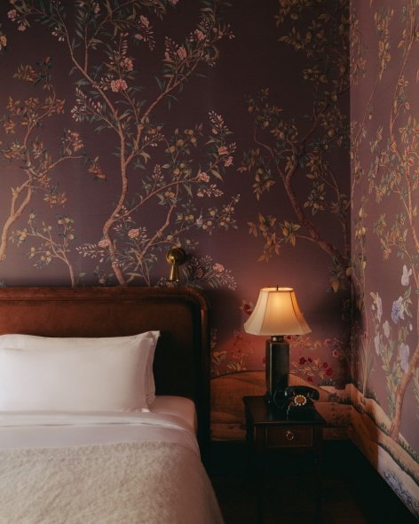 Bedroom with floral wallpaper/Bedroom with floral wallpaper