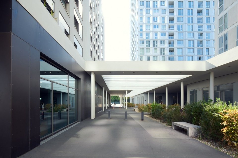 podium walking space/the covered walkway