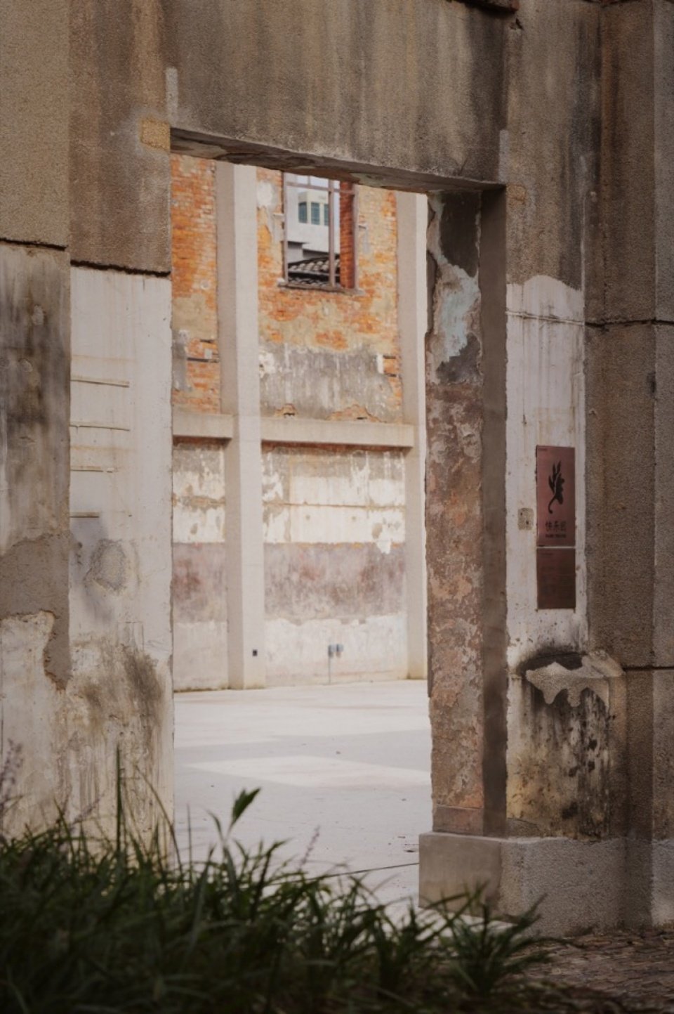 剧场入口近景 / Close-up of the Theater Entrance