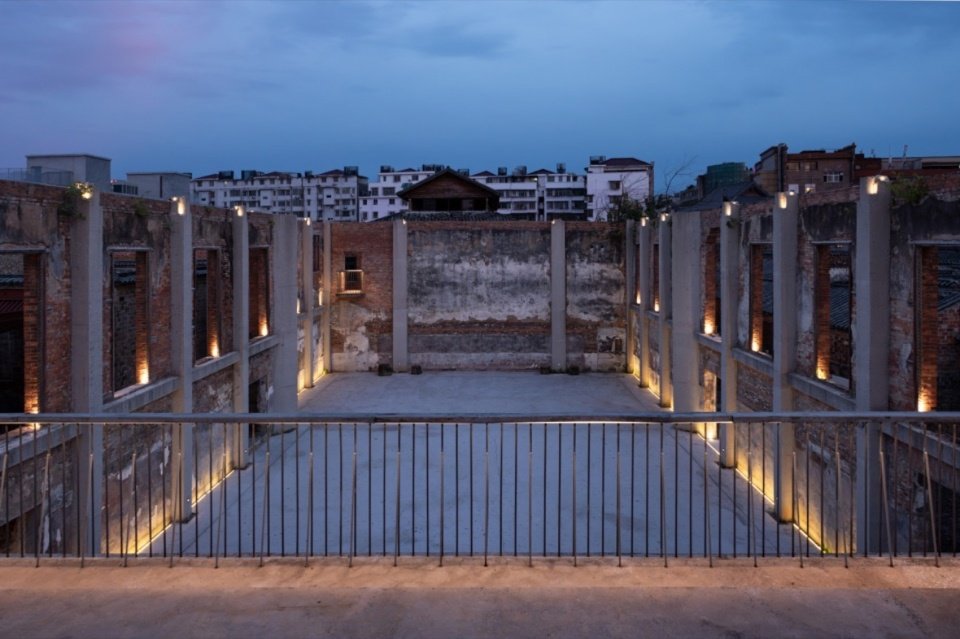 剧场二层看台 / Upper-Level Theater Seating