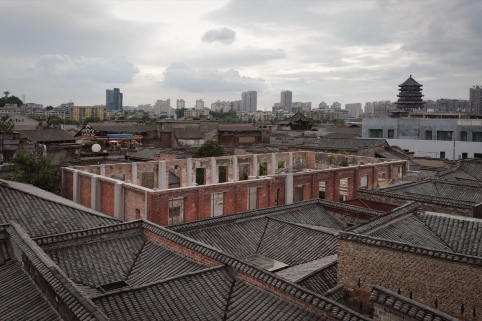 东南角眺望灼灼快乐园剧场 / View of Zhuozhuo Happy Garden Theater from the Southeast